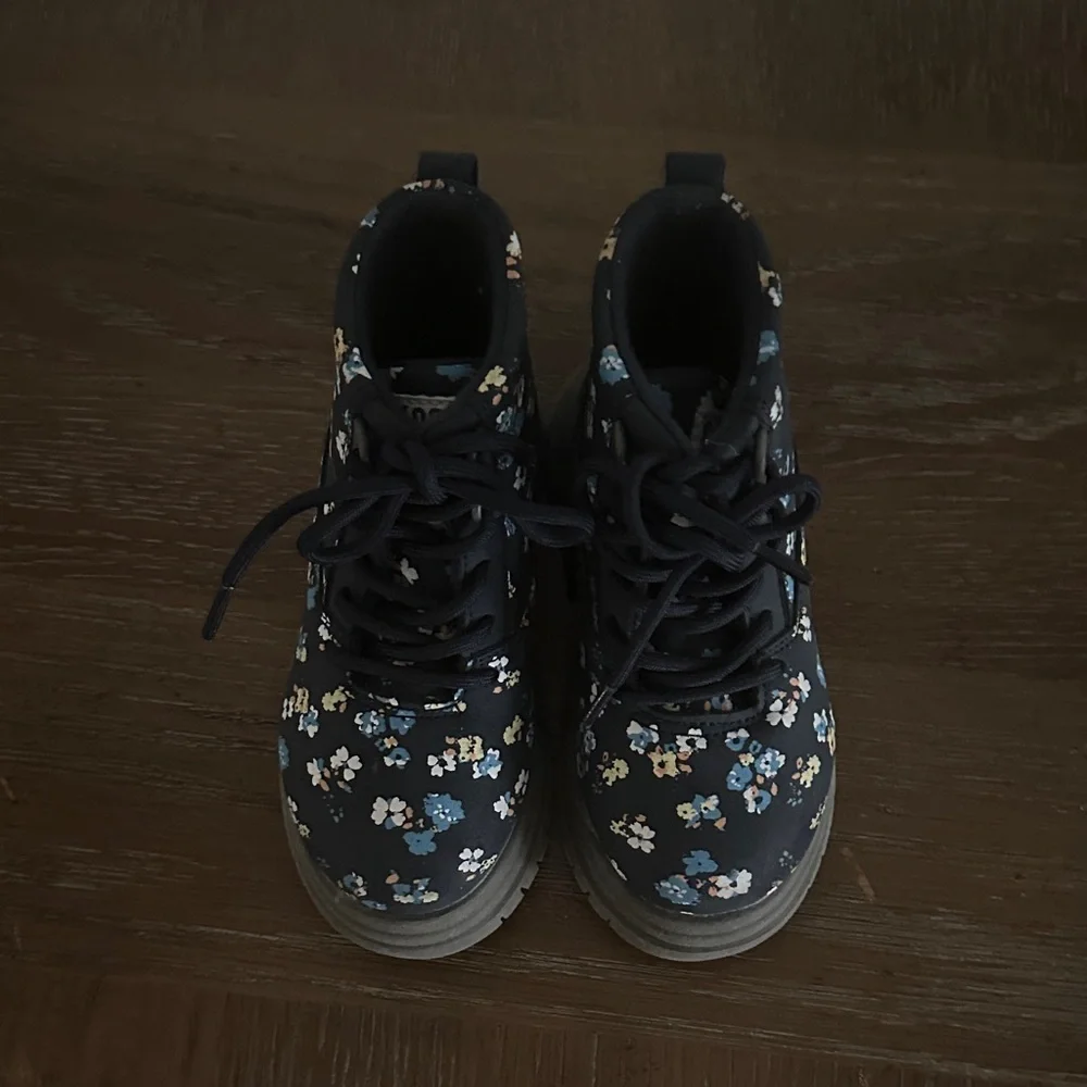 OshKosh B’gosh Floral Boots Like New sz 7 mos